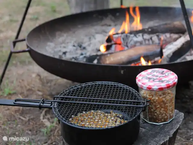 Op je eigen terras staat een vuurschaal en kan je popcorn maken.
